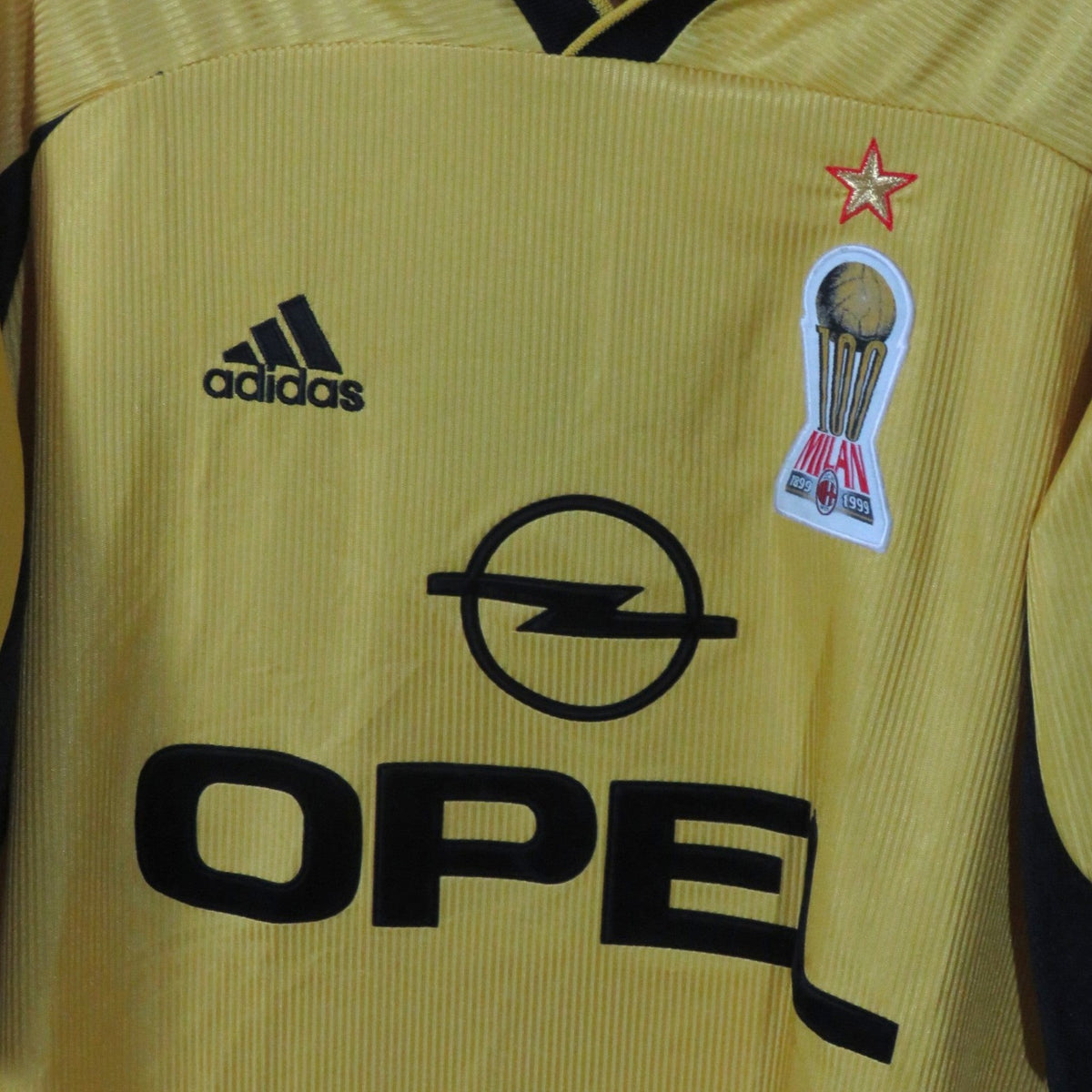 Nostalgic Football Shirts AC Milan 1999-2000 gouden vierde voetbalshirt met Opel sponsor en jubileumembleem