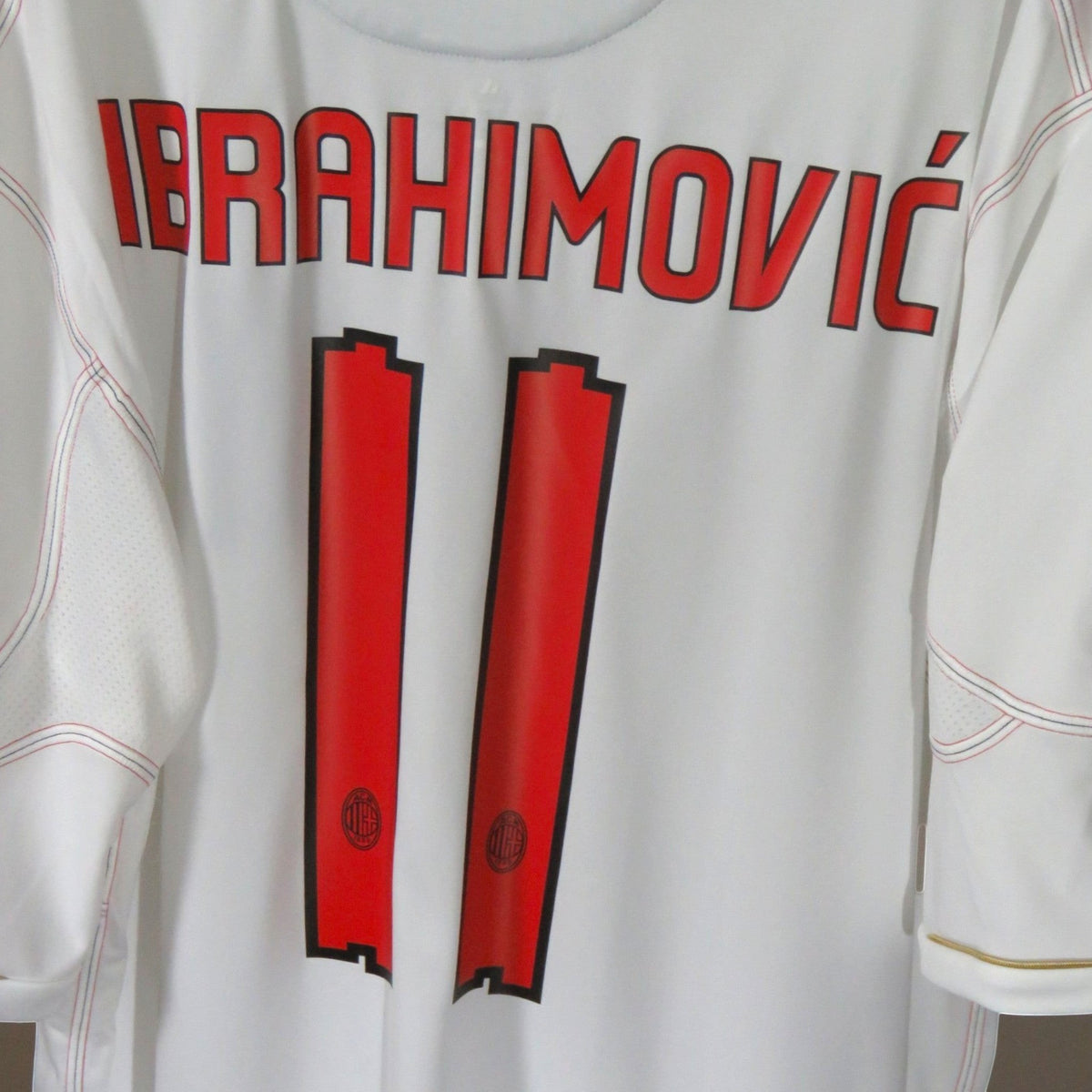 Nostalgic Football Shirts AC Milan 2010-11 uitshirt wit met Ibrahimovic 11 bedrukking op de achterzijde