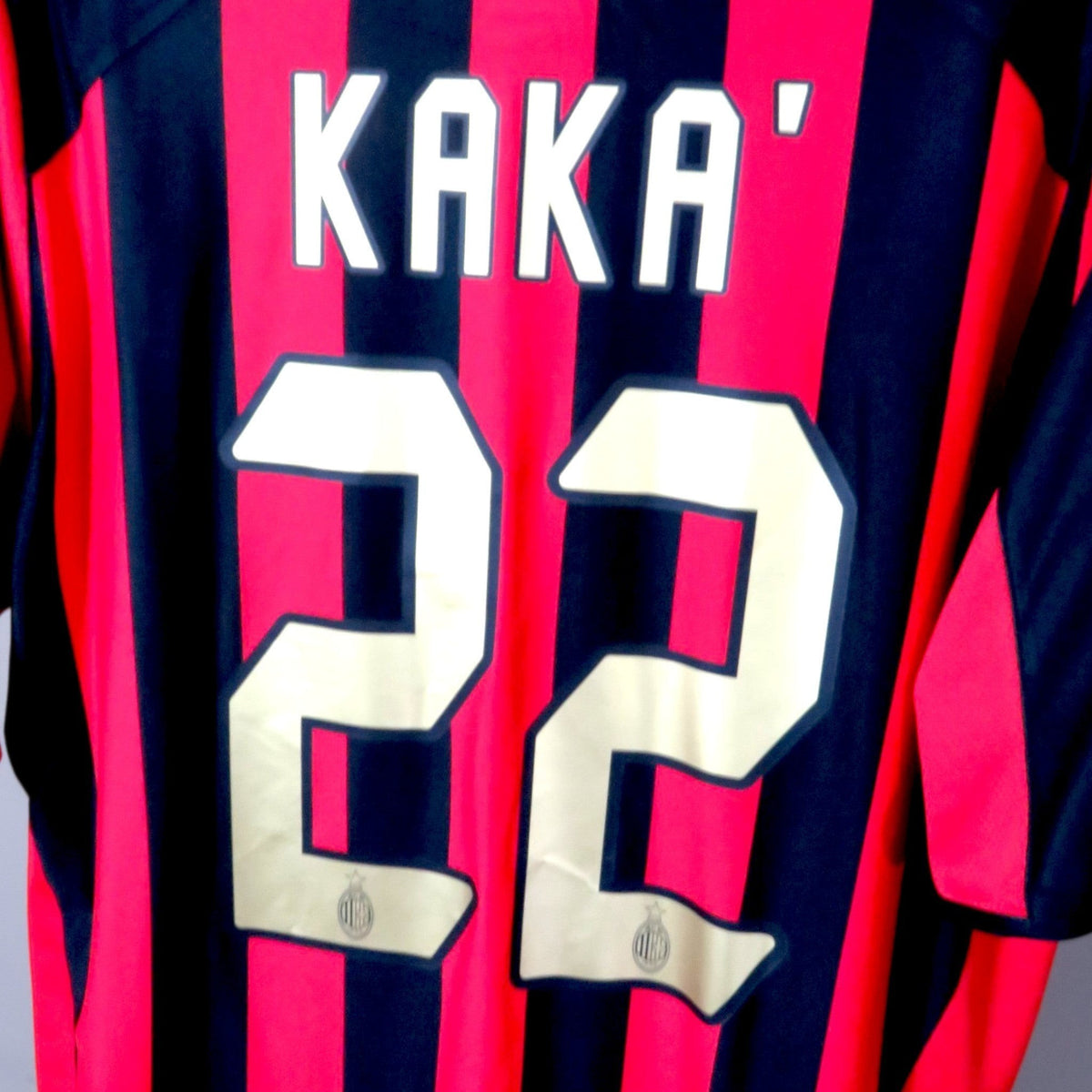 Nostalgic Football Shirts AC Milan 2005-06 thuisshirt met Kaka 22 bedrukking in rood en zwart gestreept design