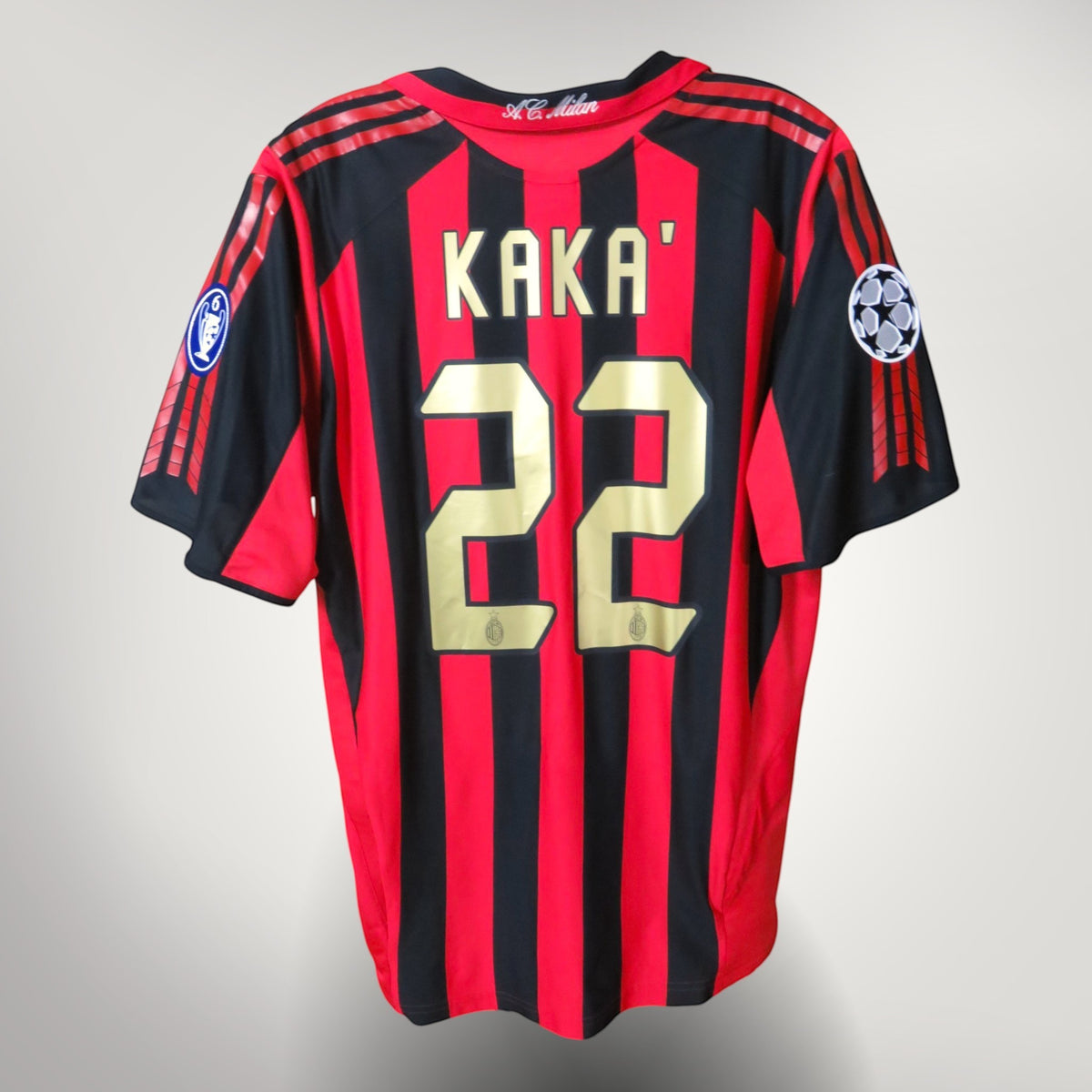 Nostalgic Football Shirts AC Milan 2005-06 thuisshirt met Kaka 22 bedrukking in rood en zwart gestreept design