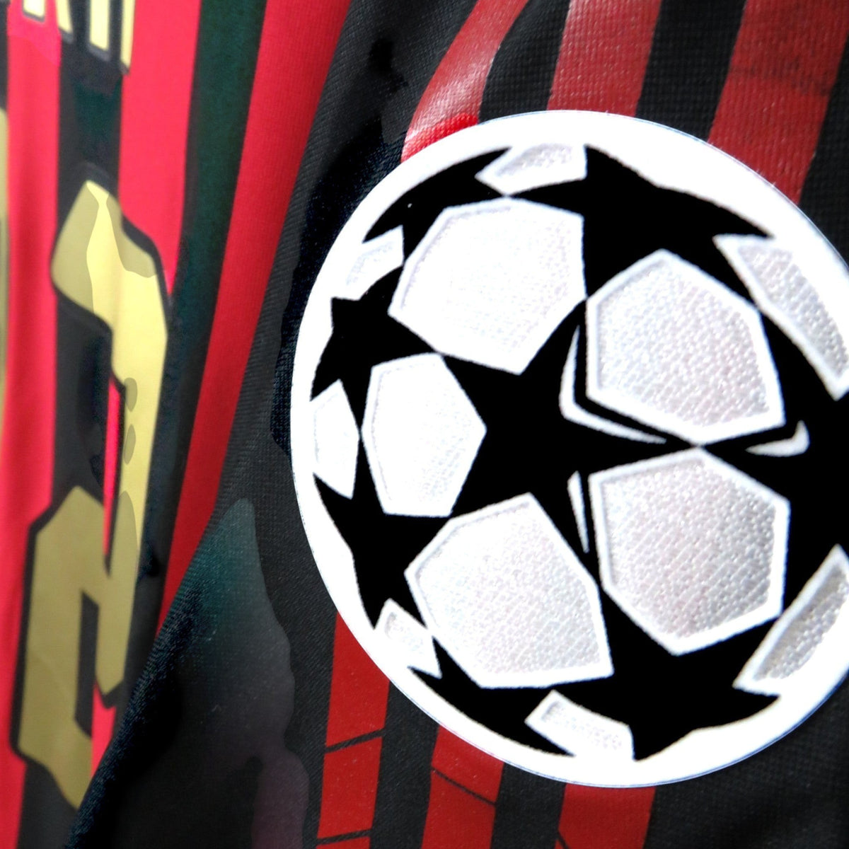 Nostalgic Football Shirts AC Milan 2005-06 thuisshirt met Kaka 22 bedrukking en Champions League badge detail.