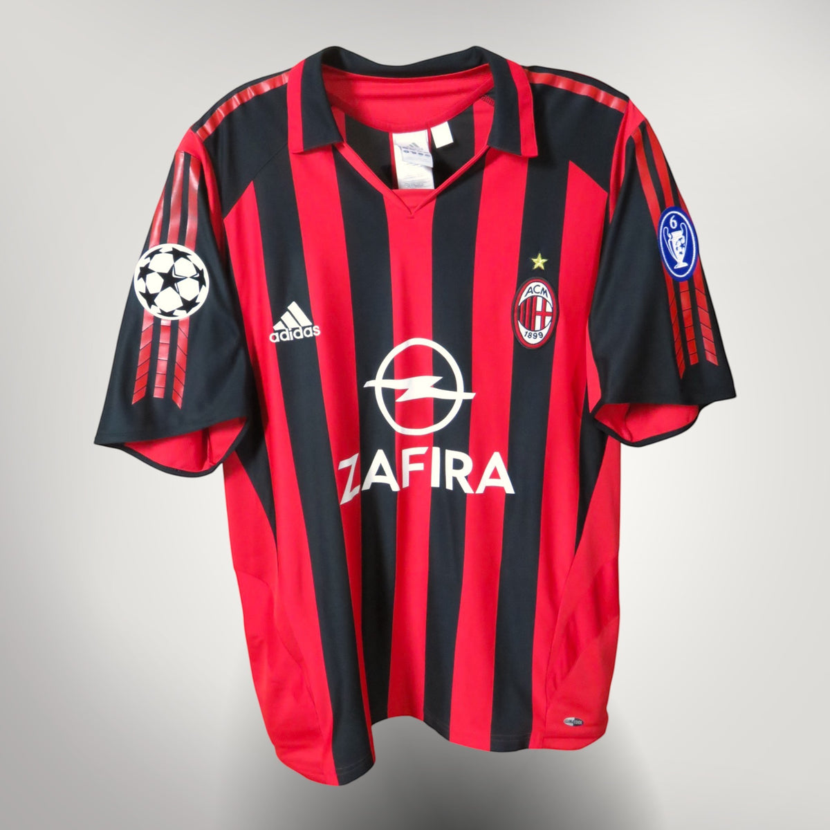 Nostalgic Football Shirts AC Milan 2005-06 thuisshirt met rode en zwarte strepen, Kaka 22 bedrukking en Opel sponsor.
