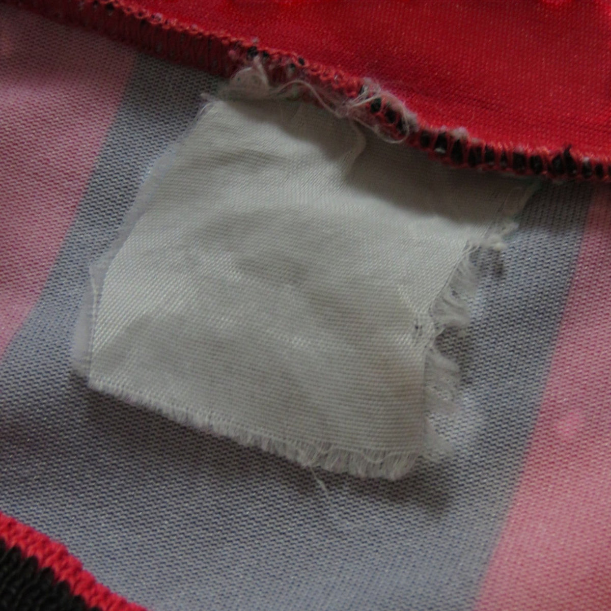 Nostalgic Football Shirts AC Milan 1990-91 thuisshirt label detail met rood-zwarte strepen