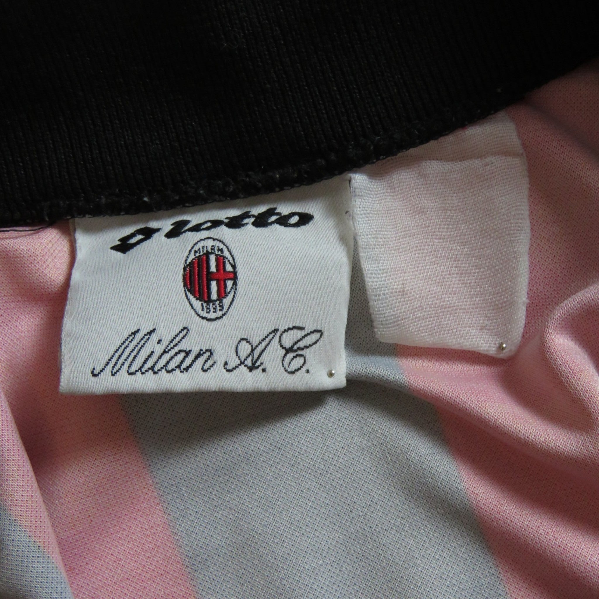 Nostalgic Football Shirts AC Milan 1994-95 thuisshirt label met Lotto logo en Milan A.C. tekst in rood-zwarte strepen