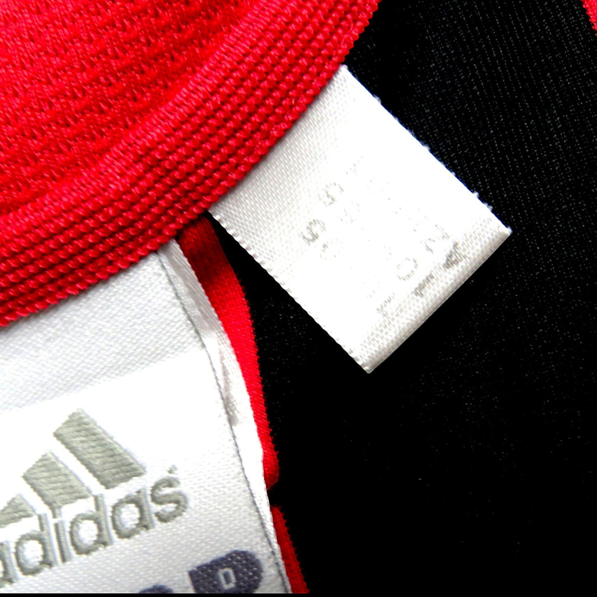Nostalgic Football Shirts AC Milan 2005-06 thuisshirt label met Adidas logo en rode kraagdetails