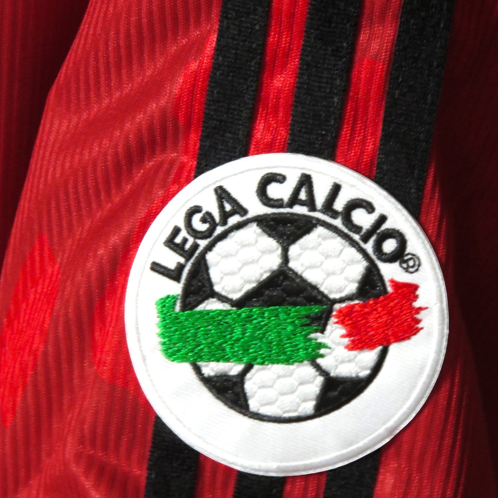 Nostalgic Football Shirts AC Milan 1998-2000 thuisshirt detail met Lega Calcio badge op rood-zwarte gestreepte mouw