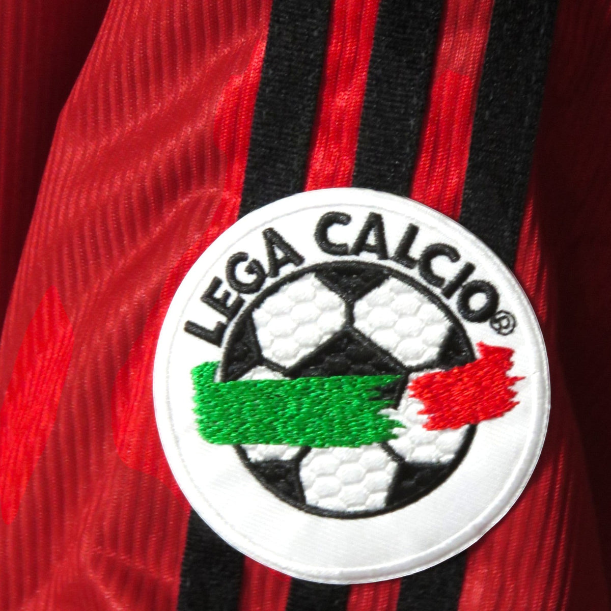 Nostalgic Football Shirts AC Milan 1998-2000 thuisshirt detail met Lega Calcio badge op rood-zwarte gestreepte mouw