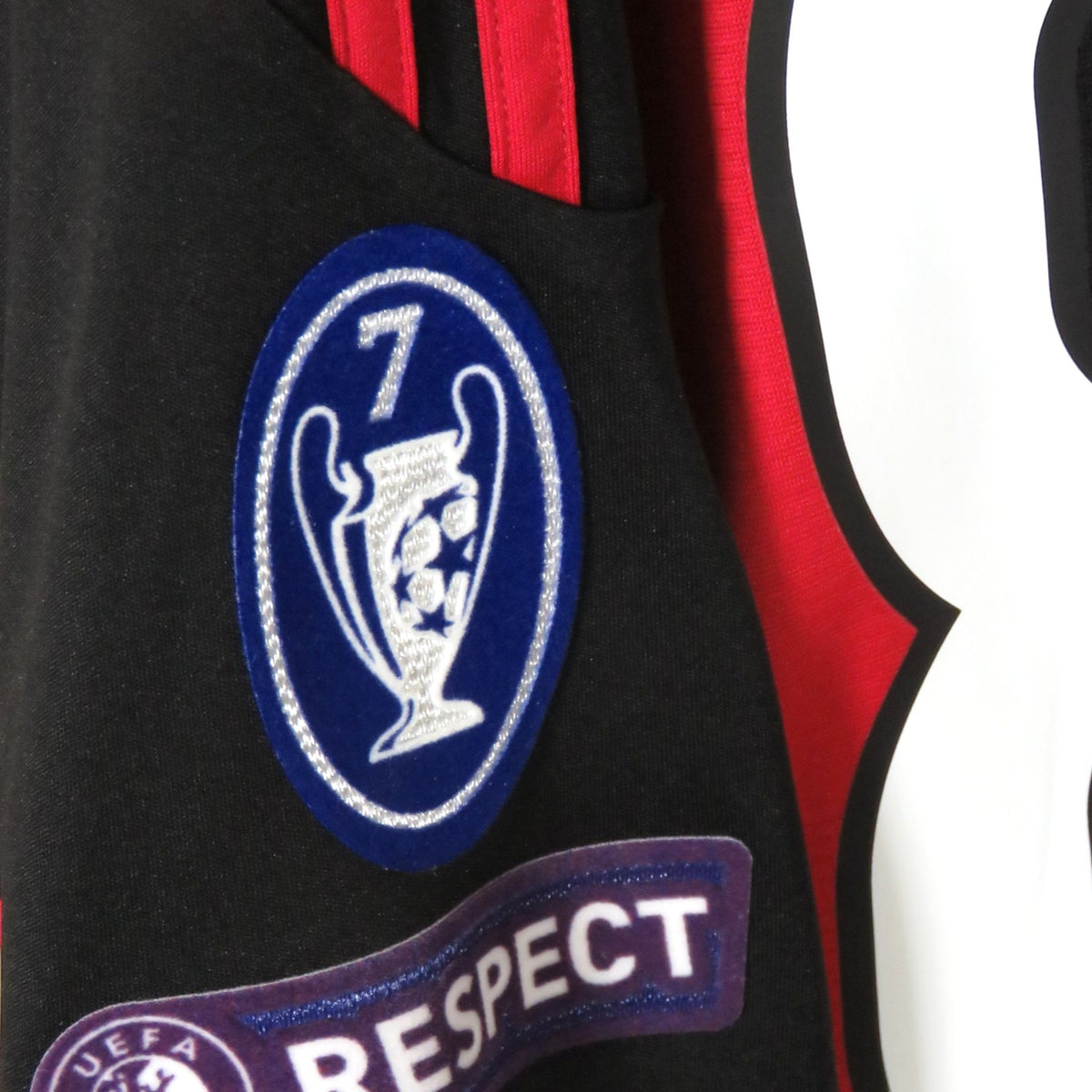 Nostalgic Football Shirts AC Milan 2010-11 thuisshirt detail met Champions League badge en Respect patch op de mouw