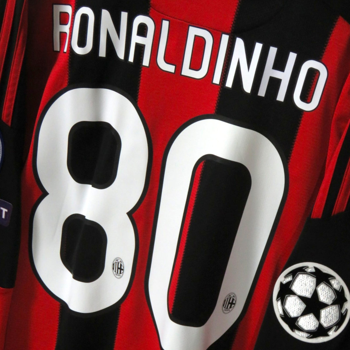 Nostalgic Football Shirts AC Milan 2010-11 thuisshirt met Ronaldinho nummer 80 in rood en zwart gestreept design