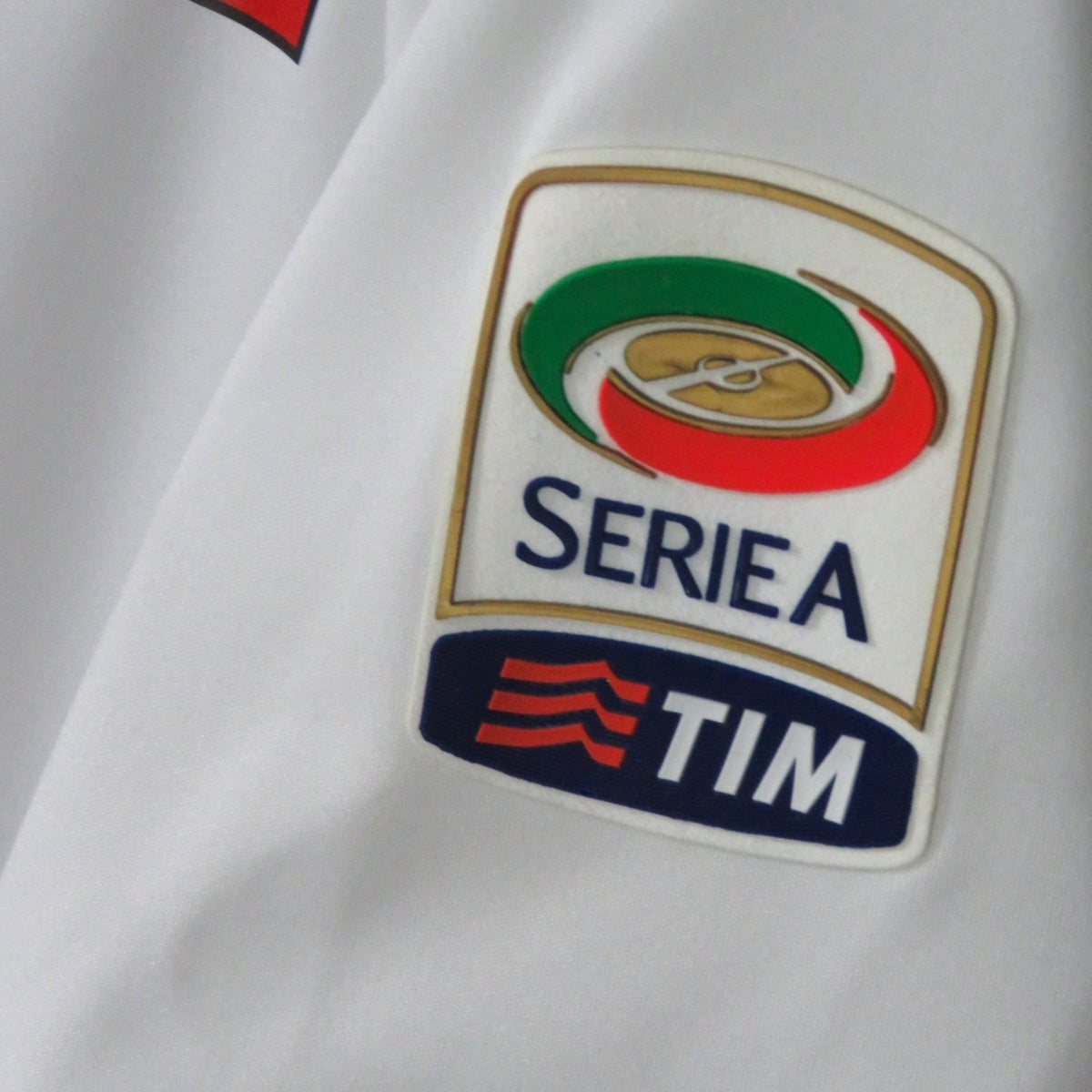 Nostalgic Football Shirts AC Milan 2010-11 uitshirt met officiële Serie A TIM mouwbadge op witte stof