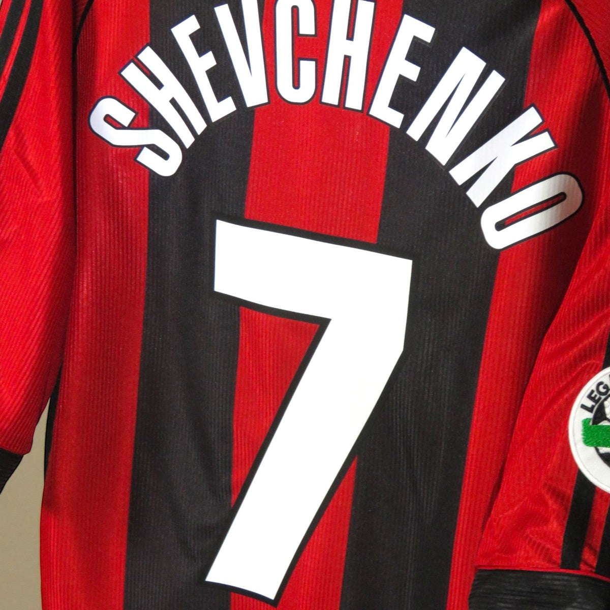Nostalgic Football Shirts AC Milan 1998-2000 thuisshirt met Shevchenko nummer 7 in rood en zwart gestreept design