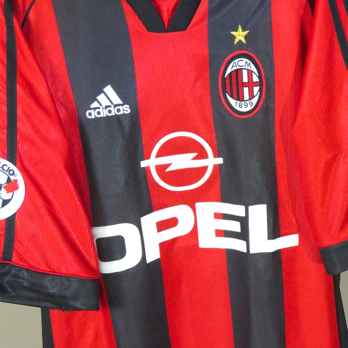 Nostalgic Football Shirts AC Milan 1998-2000 thuisshirt met rode en zwarte strepen, Opel sponsor en Adidas logo.