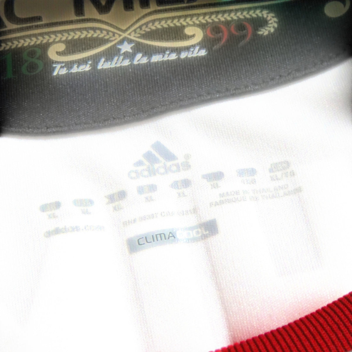Nostalgic Football Shirts AC Milan 2010-11 uitshirt met Adidas Climacool label en kraagdetail