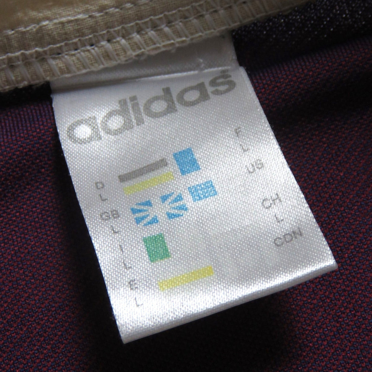 Nostalgic Football Shirts Newcastle United 1995-97 shirt label met Adidas logo en maatvoering op bordeauxrode stof