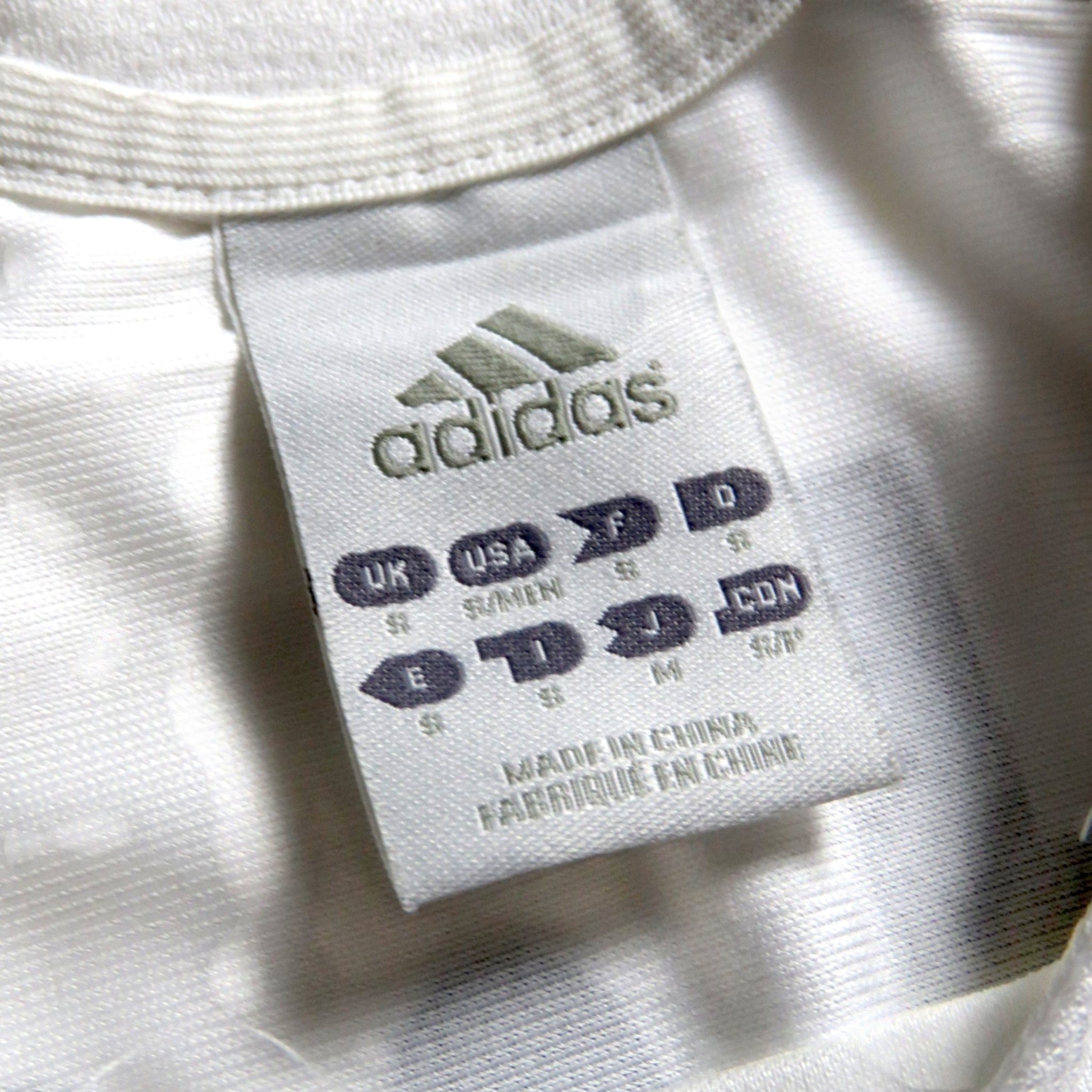 Nostalgic Football Shirts Adidas label in het witte Real Madrid 2005-06 thuisshirt met maat S aanduiding