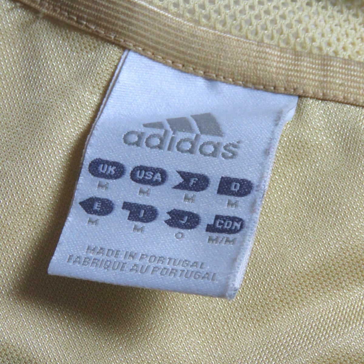 Nostalgic Football Shirts label van een vintage Adidas FC Bayern München voetbalshirt uit 2004-05 in goudkleur