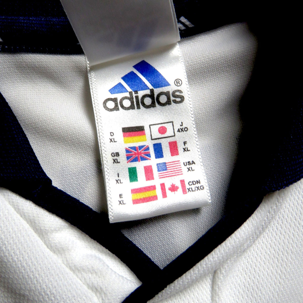 Nostalgic Football Shirts Adidas maatlabel in een wit Real Madrid voetbalshirt uit 2000-01 met blauwe kraagdetails.