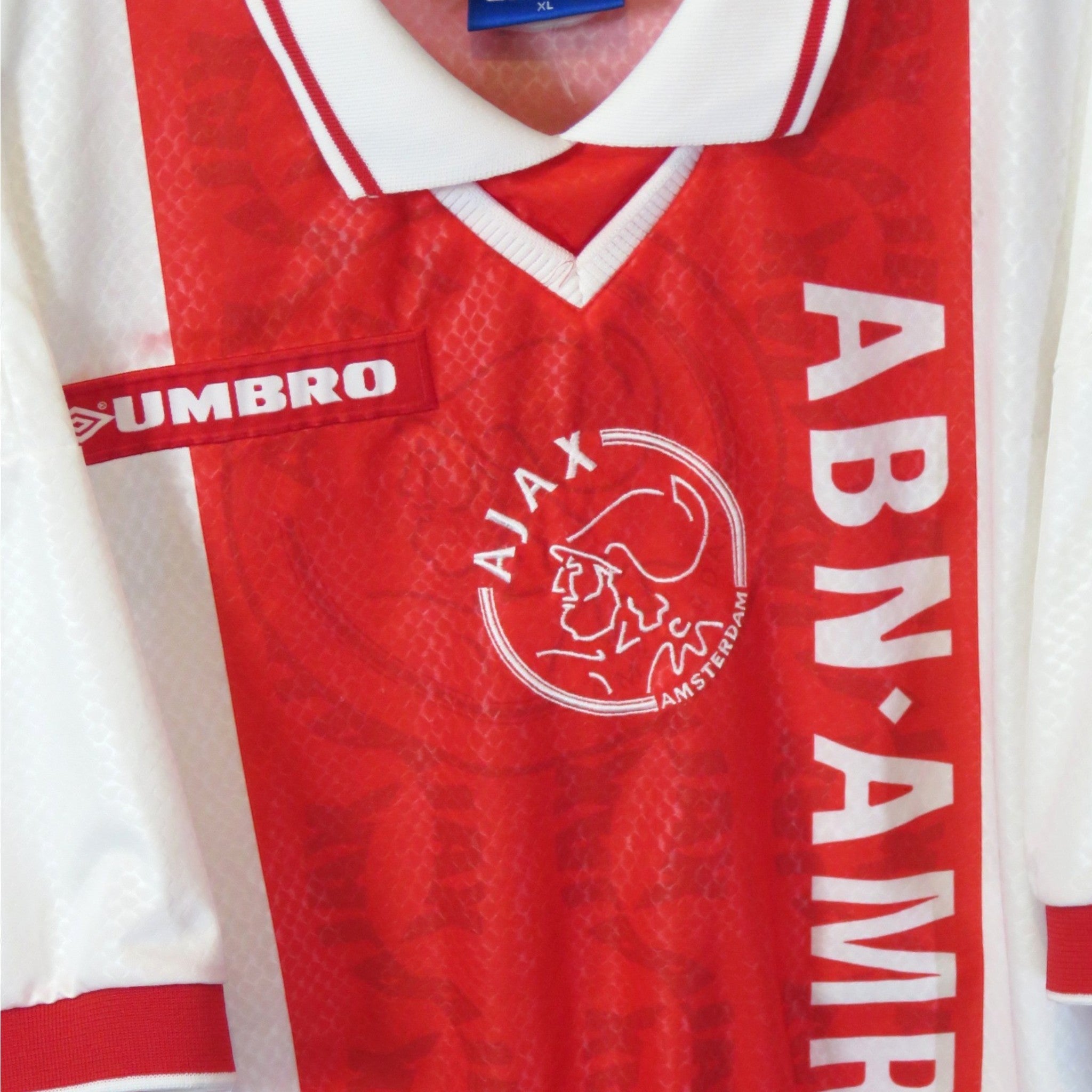 Nostalgic Football Shirts Ajax 1998-99 thuisshirt met rood-witte baan, geborduurd clublogo en Umbro-details.