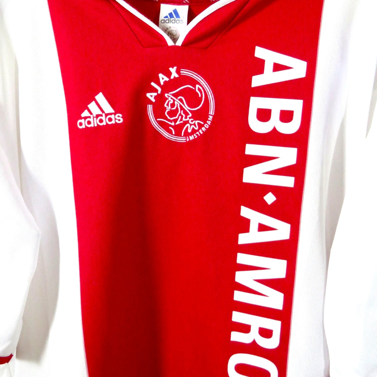 Nostalgic Football Shirts Ajax 2000-01 thuisshirt met rood-witte kleuren, Adidas logo en ABN AMRO sponsoropdruk.