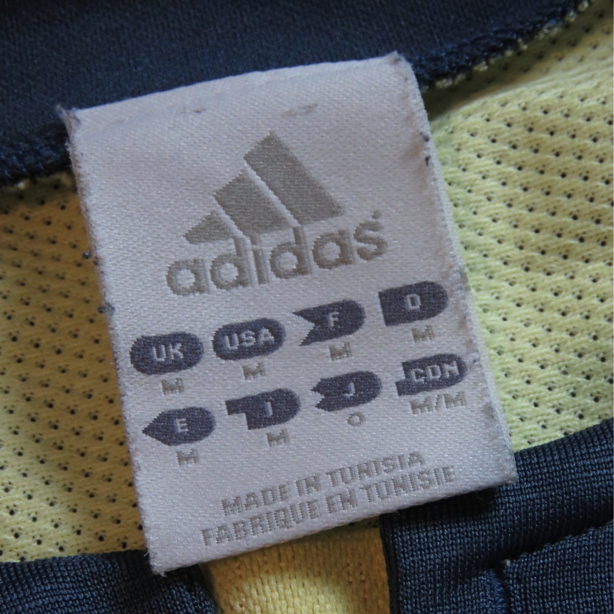 Nostalgic Football Shirts Ajax 2003-04 uitshirt maat M label met Adidas logo en productinformatie