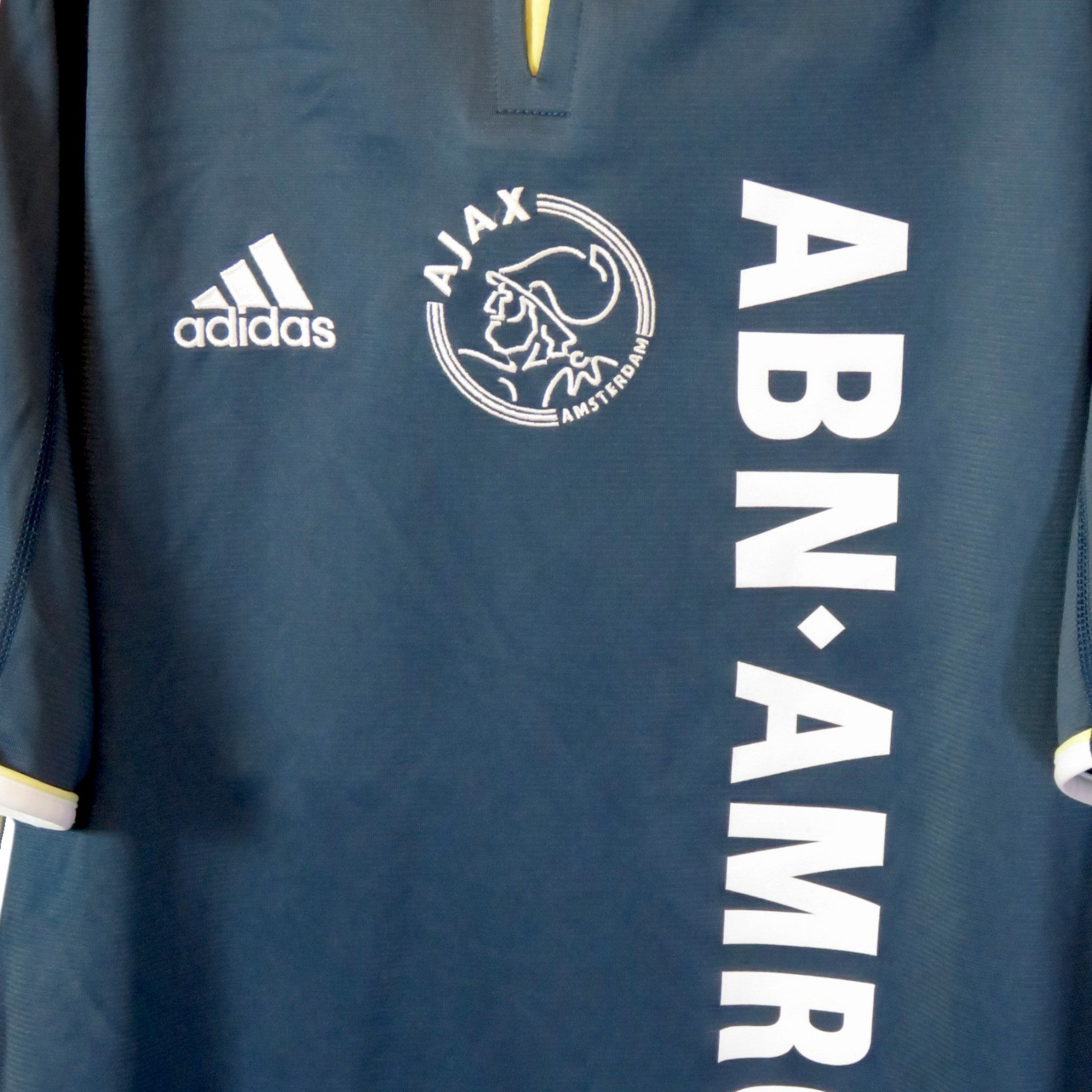 Nostalgic Football Shirts Ajax 2003-04 uitshirt in donkerblauw met Adidas logo, clubembleem en ABN AMRO sponsor.