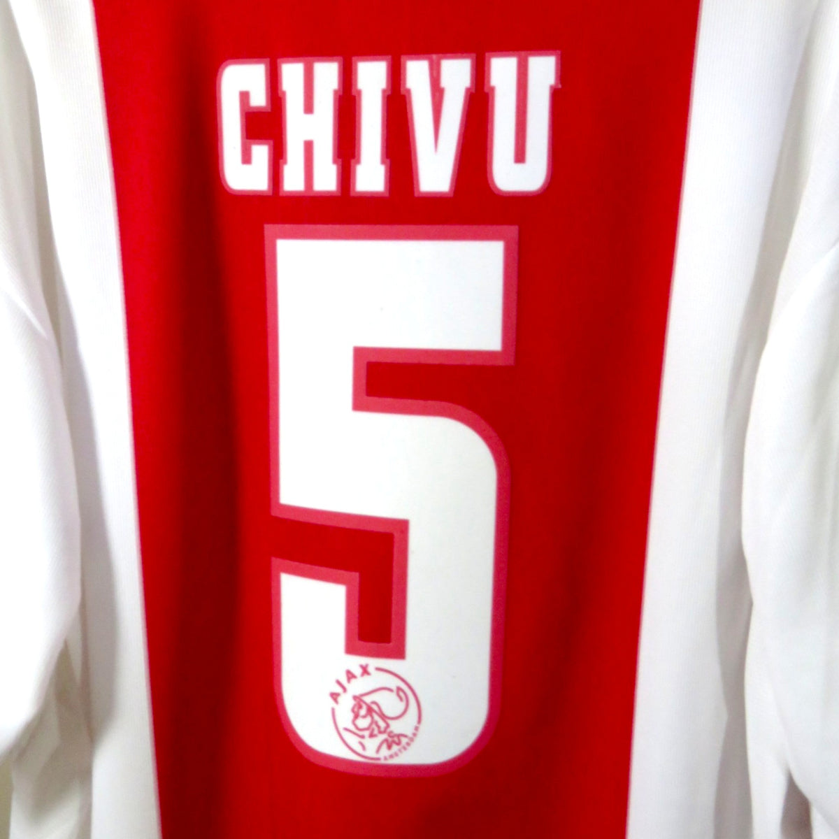 Nostalgic Football Shirts Ajax 2000-01 thuisshirt met Chivu nummer 5 bedrukking op de rode achterkant