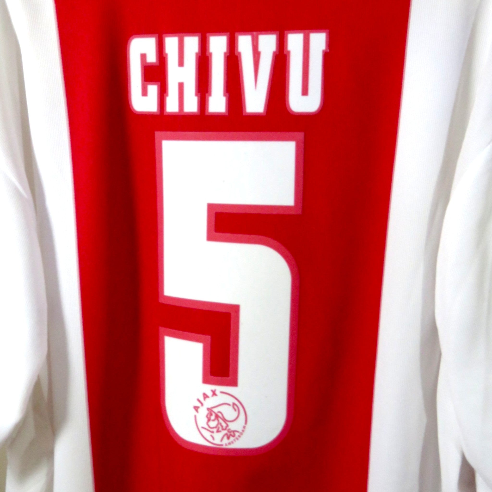 Nostalgic Football Shirts Ajax 2000-01 thuisshirt met Chivu nummer 5 bedrukking op de rode achterkant