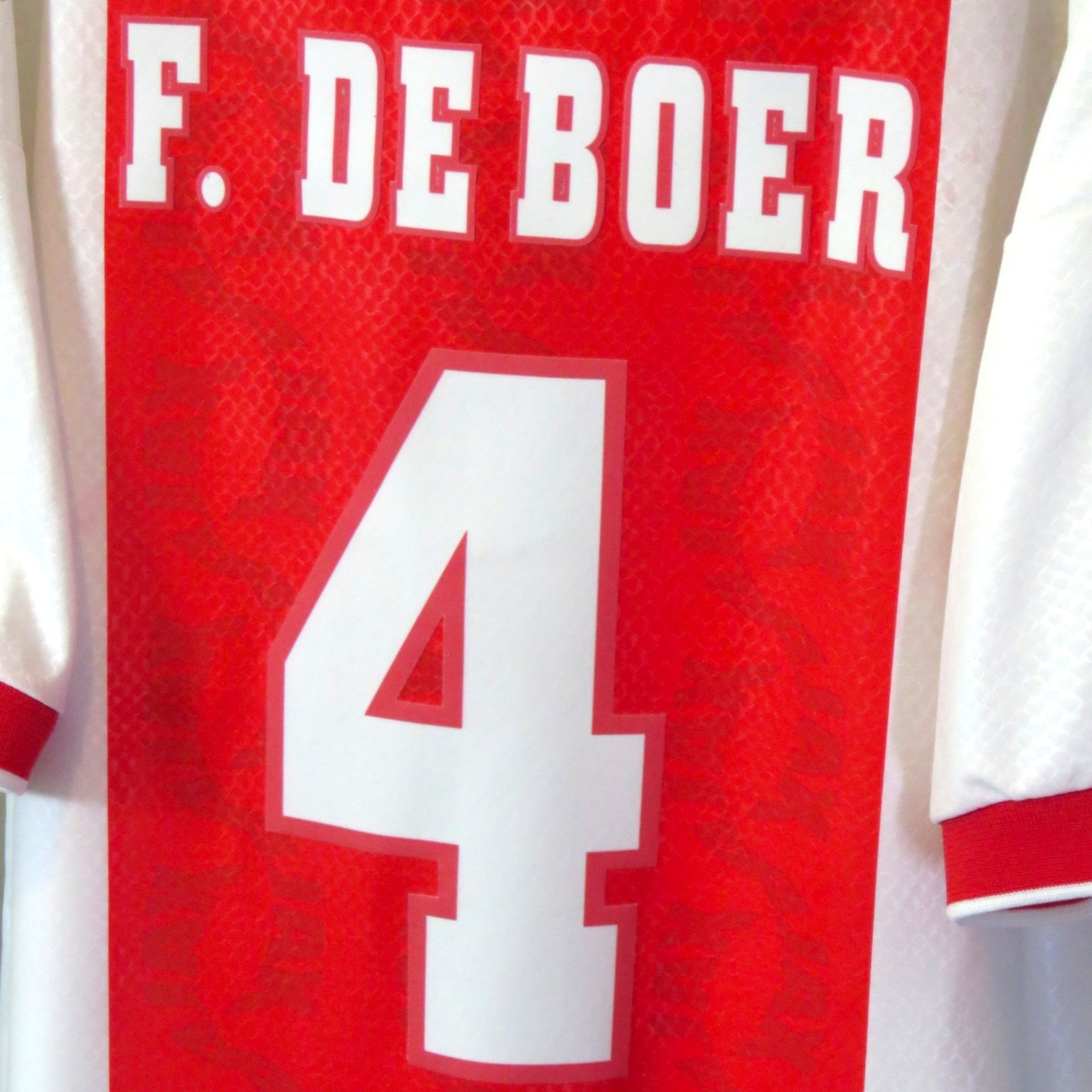 Nostalgic Football Shirts Ajax 1998-99 thuisshirt met F. De Boer nummer 4 bedrukking op de rode achterkant