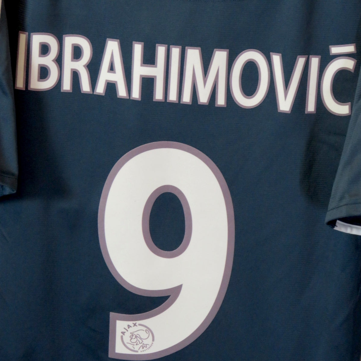 Nostalgic Football Shirts Ajax 2003-04 uitshirt met Ibrahimovic nummer 9 bedrukking op de donkerblauwe achterkant