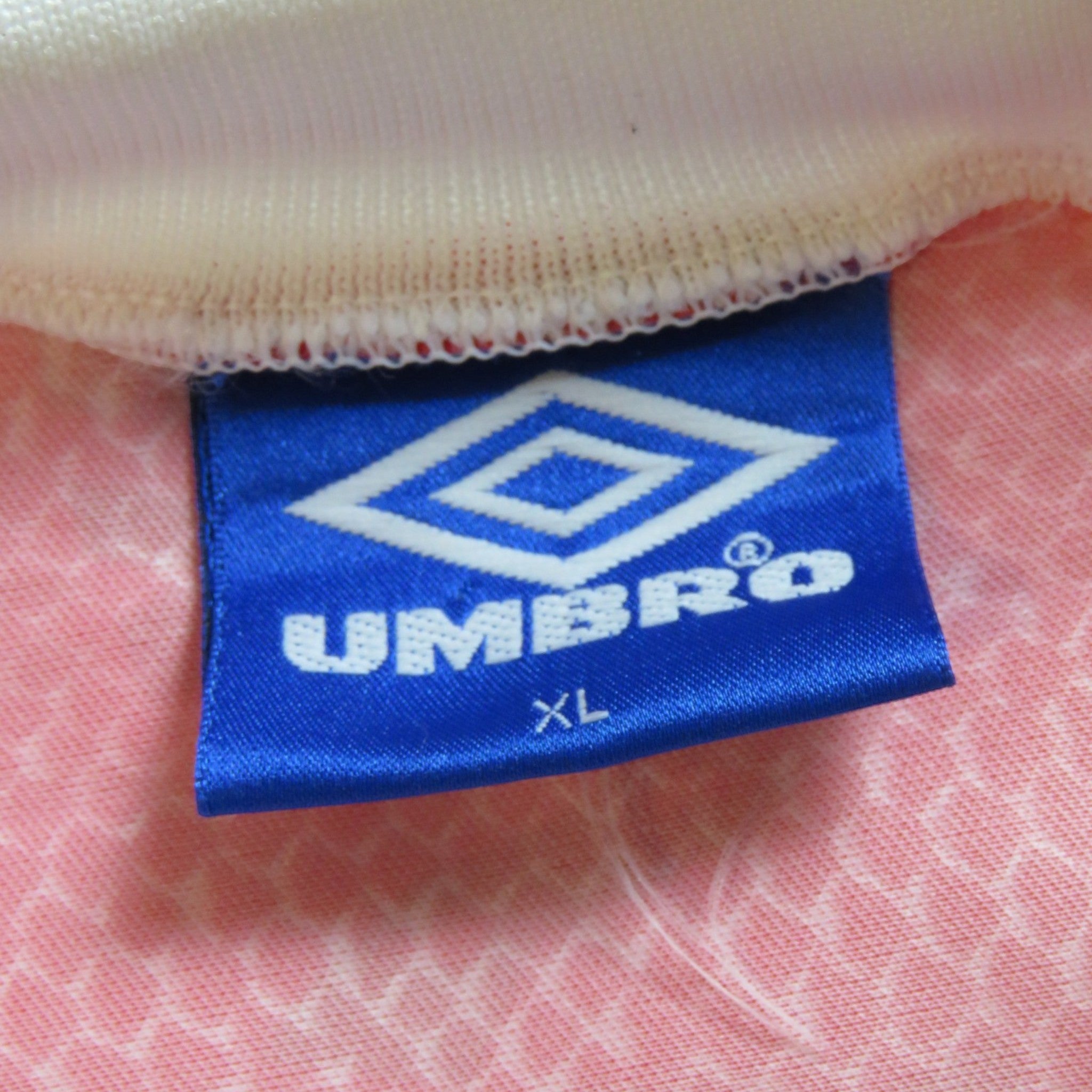 Nostalgic Football Shirts Ajax 1998-99 thuisshirt label met Umbro logo en maat XL in rood en wit