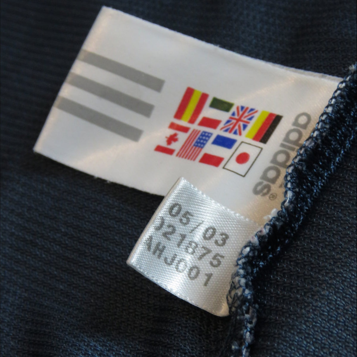 Nostalgic Football Shirts Ajax 2003-04 uitshirt waslabel met Adidas logo en productiecode