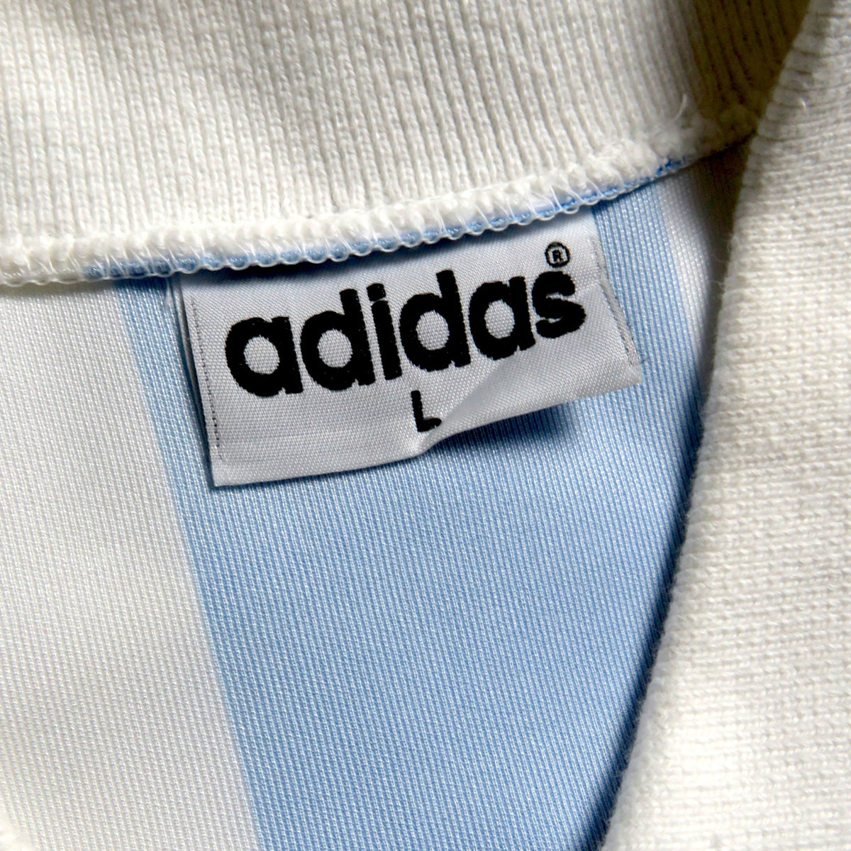 Nostalgic Football Shirts vintage Adidas label in maat L op een Argentinië 1994 thuisshirt met blauw-witte strepen.