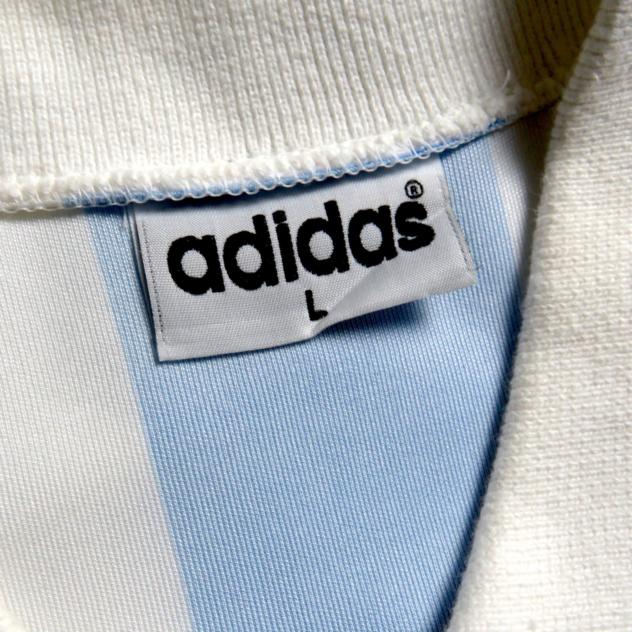 Nostalgic Football Shirts vintage Adidas label in maat L op een Argentinië 1994 thuisshirt met blauw-witte strepen.