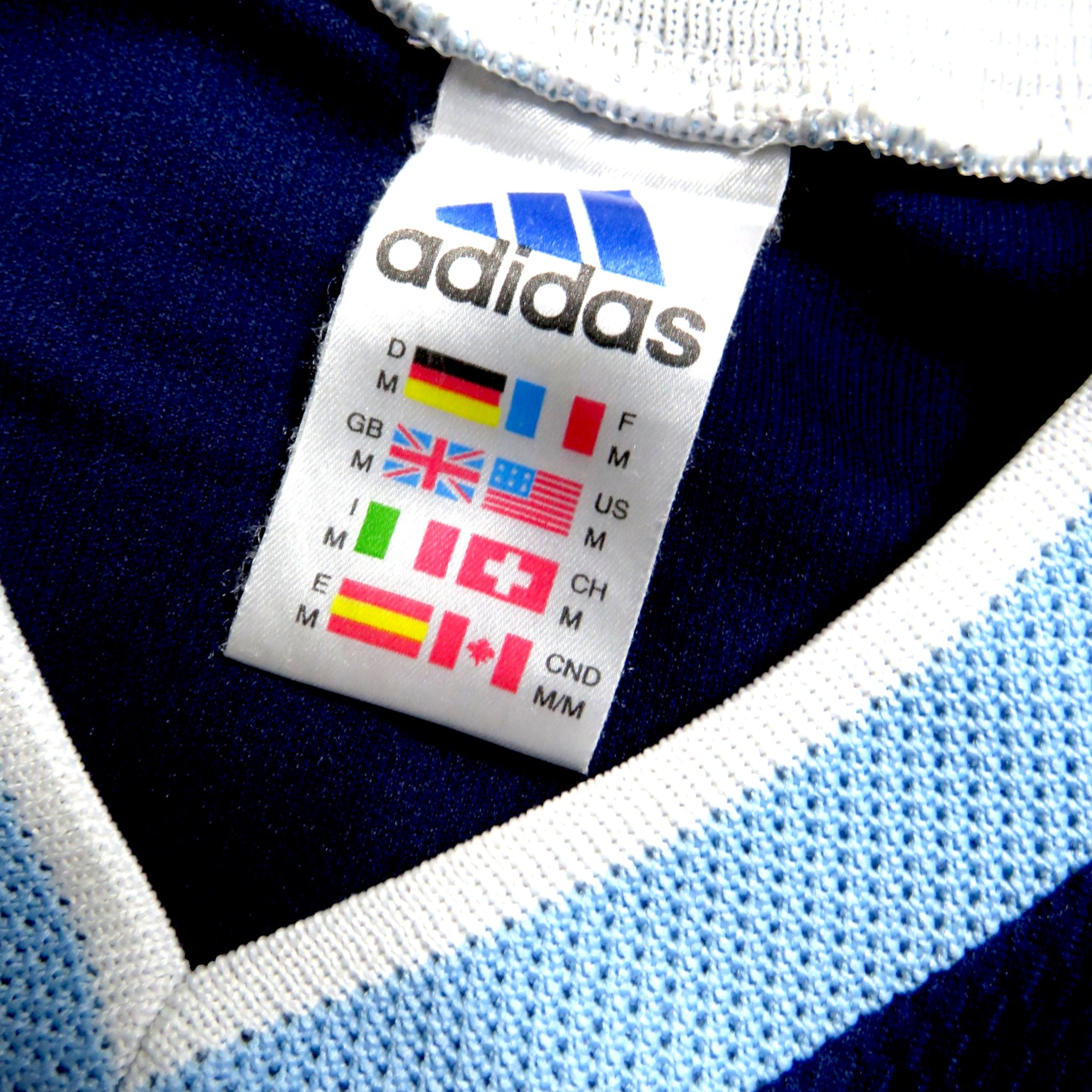 Nostalgic Football Shirts Argentina 1998-2000 uitshirt maatlabel met Adidas logo en internationale maataanduidingen