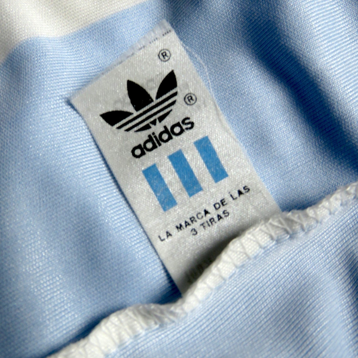 Nostalgic Football Shirts vintage Adidas label in het lichtblauwe en witte Argentinië 1994 thuisshirt