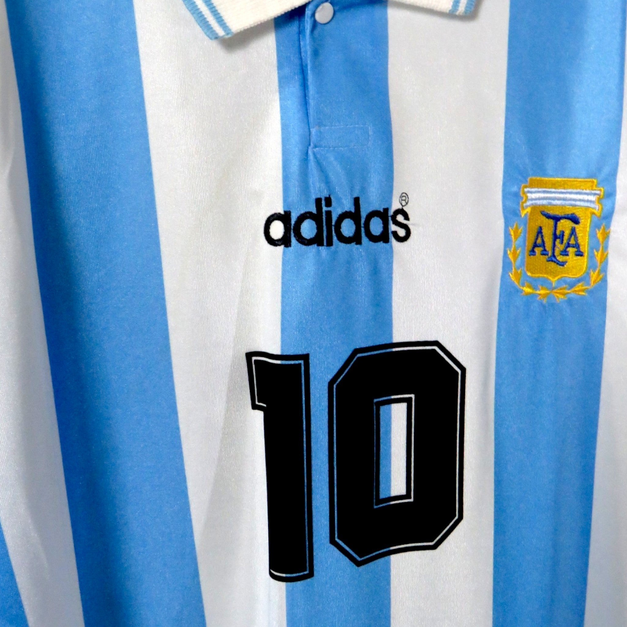 Nostalgic Football Shirts Argentinië 1994 thuisshirt met Maradona nummer 10, AFA-embleem en Adidas-logo.