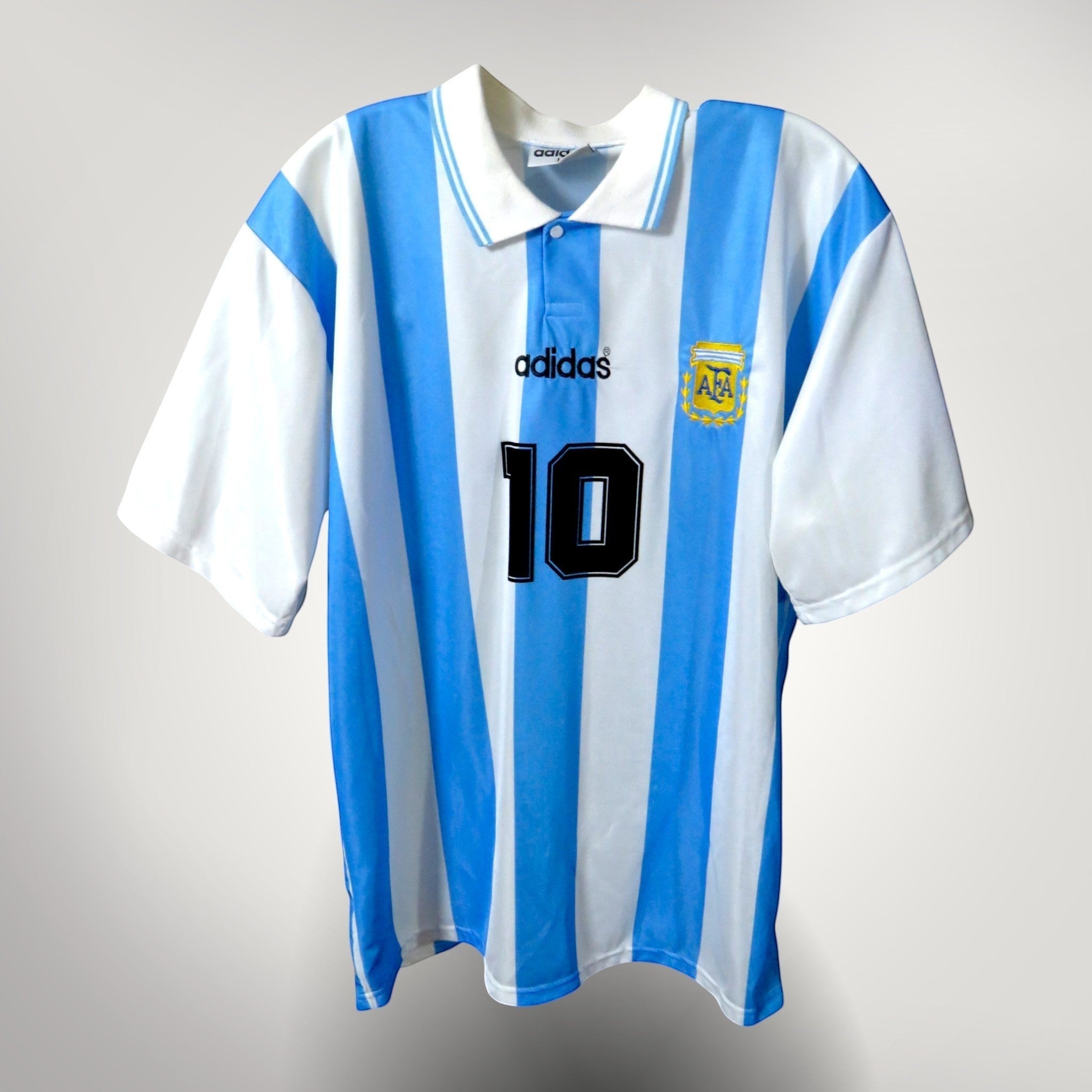 Nostalgic Football Shirts Argentinië 1994 thuisshirt met Maradona nummer 10 in iconische blauw-witte strepen