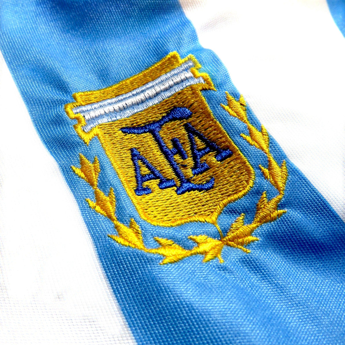 Geborduurd AFA-embleem op het Nostalgic Football Shirts Argentinië 1994 thuisshirt met blauw-witte strepen