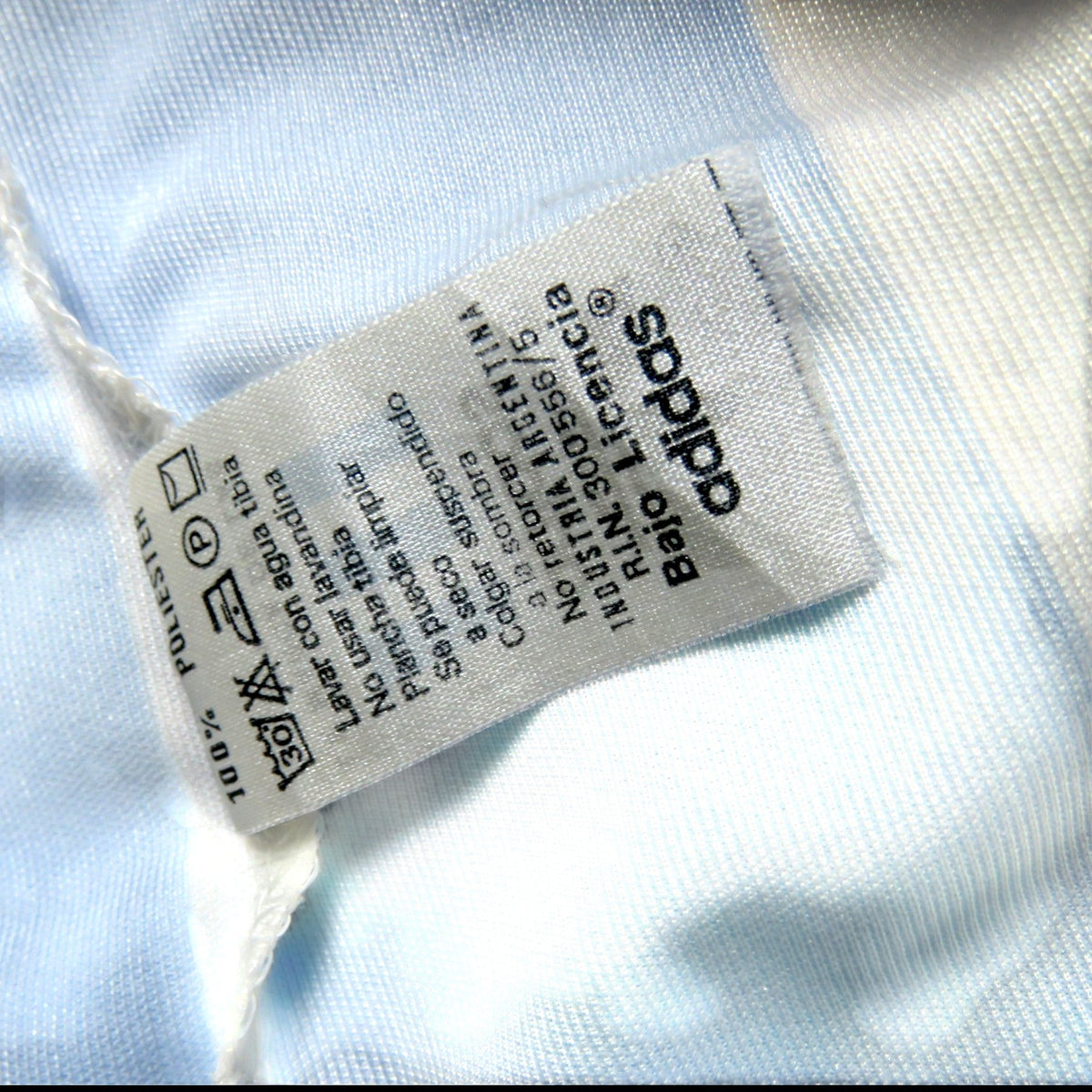 Nostalgic Football Shirts waslabel van het originele 1994 Argentinië thuisshirt met Adidas logo en wasinstructies