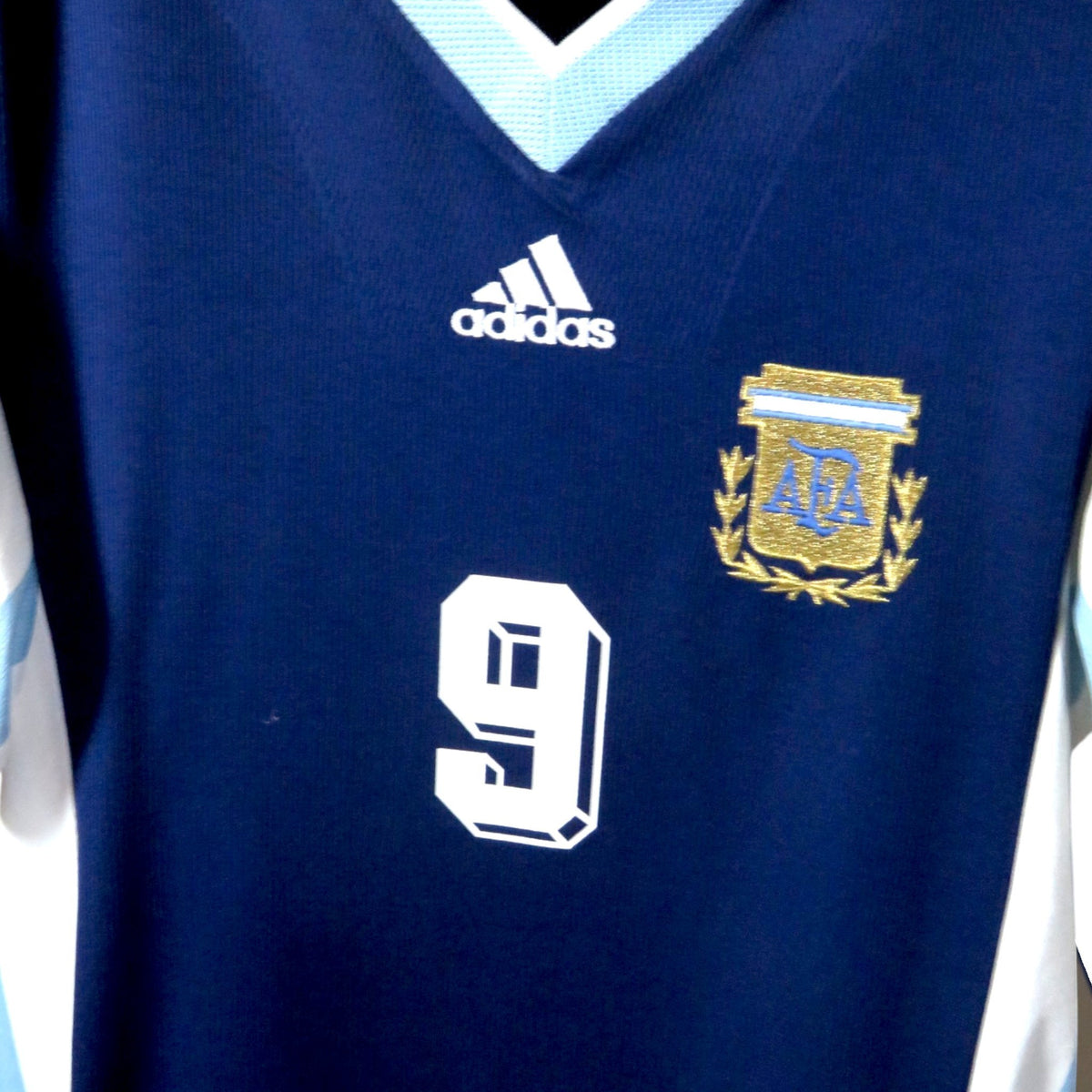 Nostalgic Football Shirts Argentinië 1998-2000 uitshirt donkerblauw met Adidas logo, AFA-embleem en nummer 9 van Batistuta