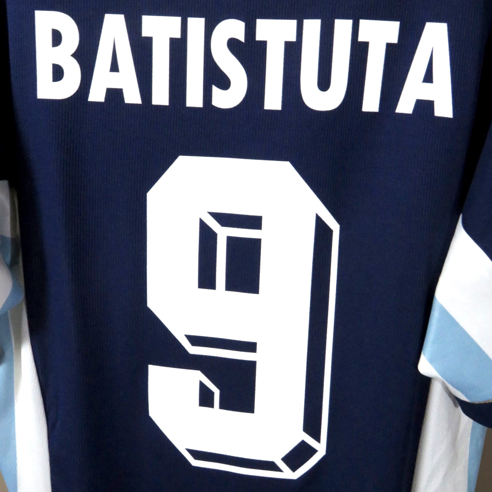 Nostalgic Football Shirts Argentinië 1998-2000 uitshirt met Batistuta nummer 9 bedrukking op de donkerblauwe achterkant