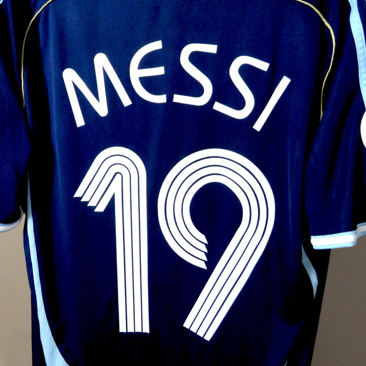 Nostalgic Football Shirts Argentinië 2006-07 uitshirt met Messi nummer 19 bedrukking op de achterkant