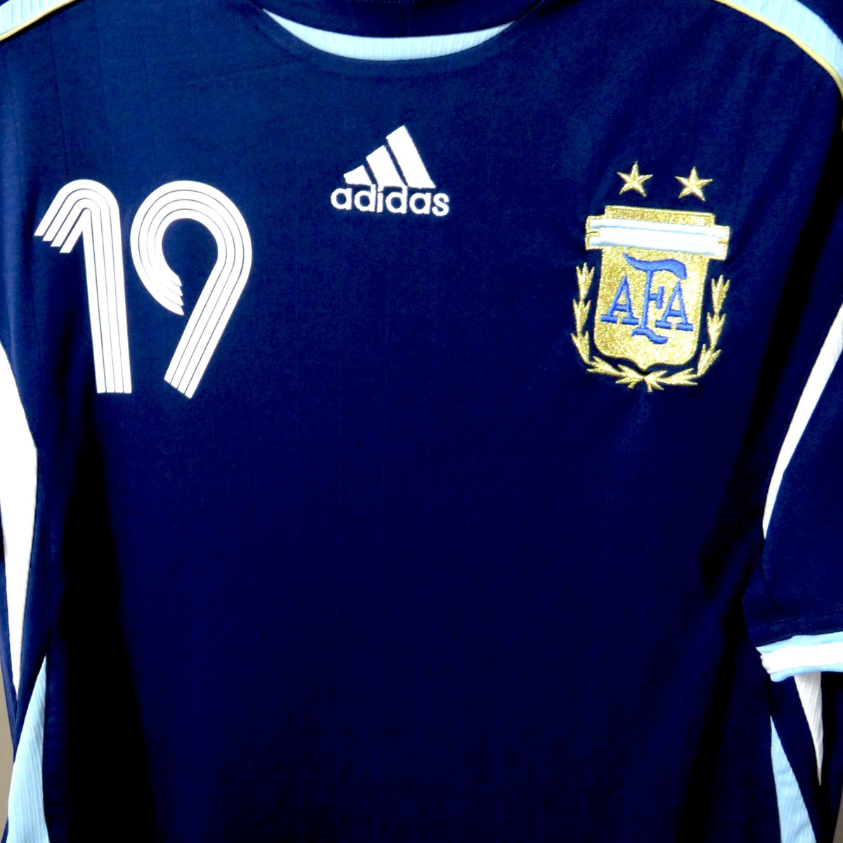 Nostalgic Football Shirts Argentinië 2006-07 uitshirt donkerblauw met Messi nummer 19 en geborduurd AFA-embleem
