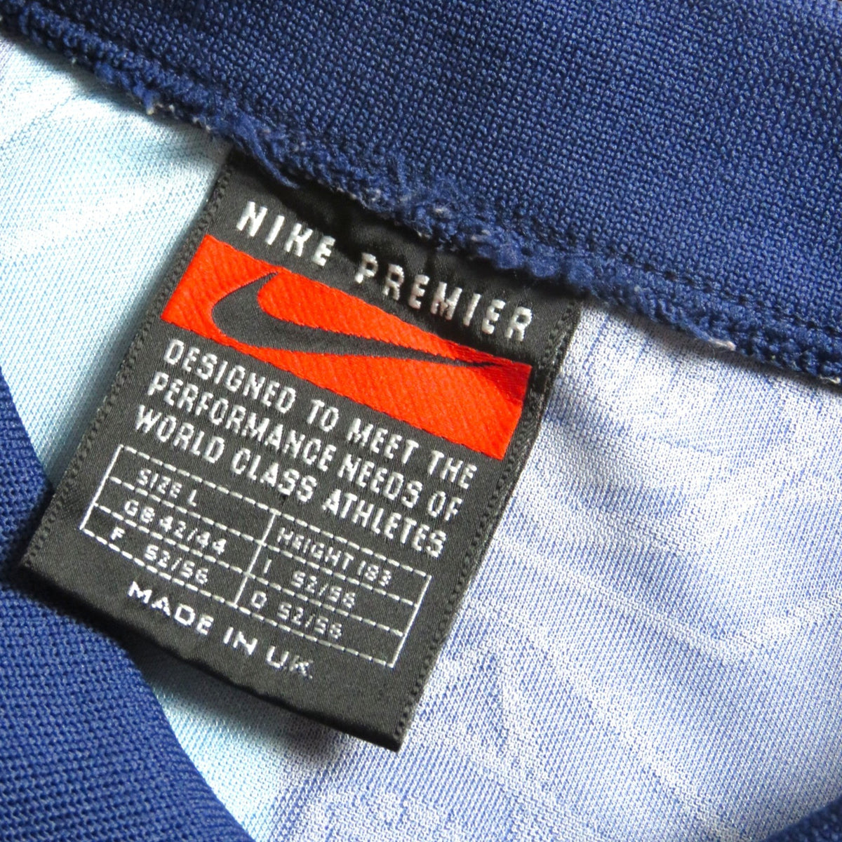 Nostalgic Football Shirts Arsenal 1995-96 uitshirt label met Nike Premier logo en maatvoering in marineblauw