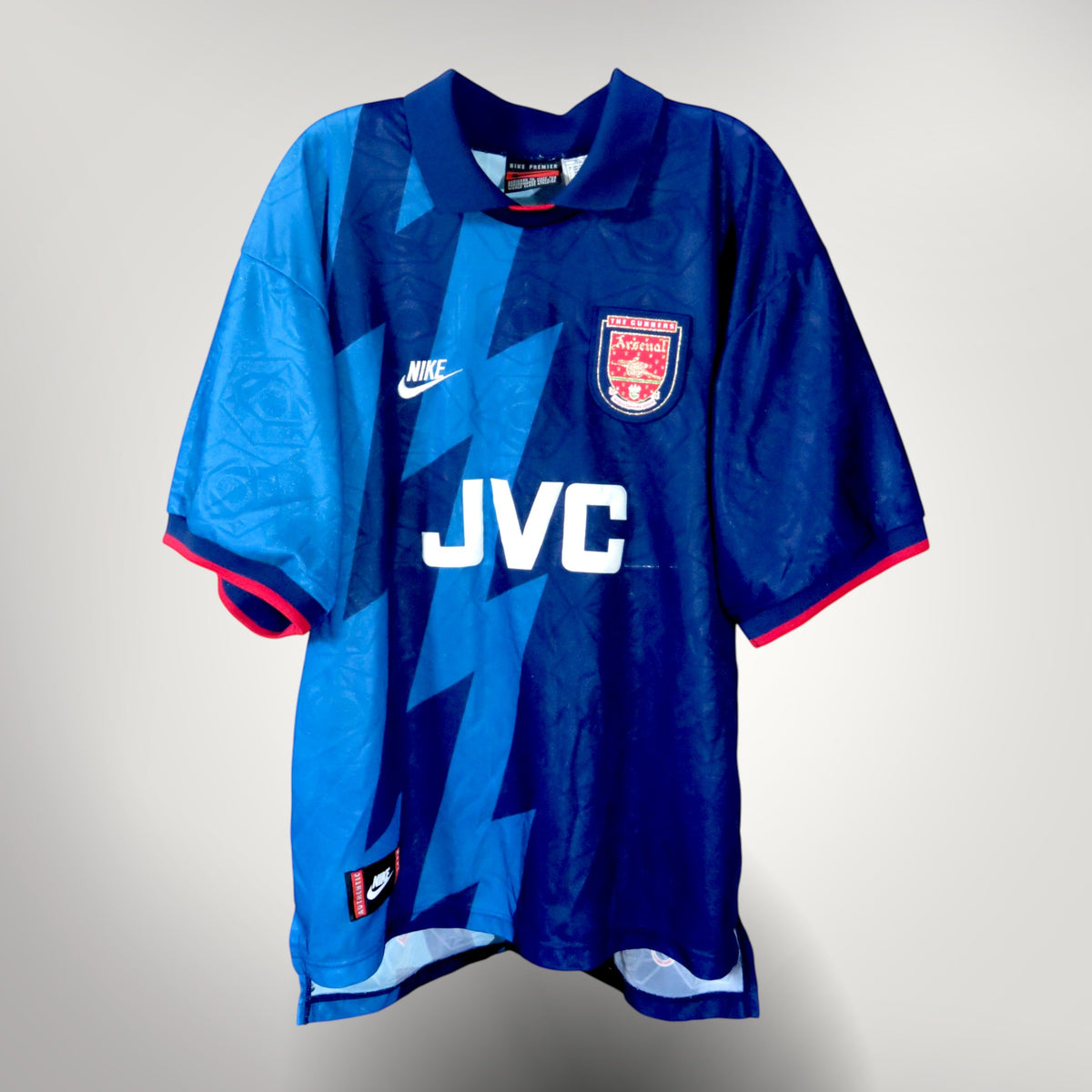 Nostalgic Football Shirts Arsenal 1995-96 uitshirt in marineblauw met bliksemschichtpatroon, JVC sponsor en Bergkamp bedrukking