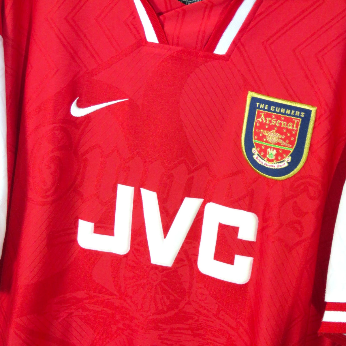 Nostalgic Football Shirts Arsenal 1996-98 thuisshirt in rood met wit, JVC sponsor en geborduurd clubembleem.