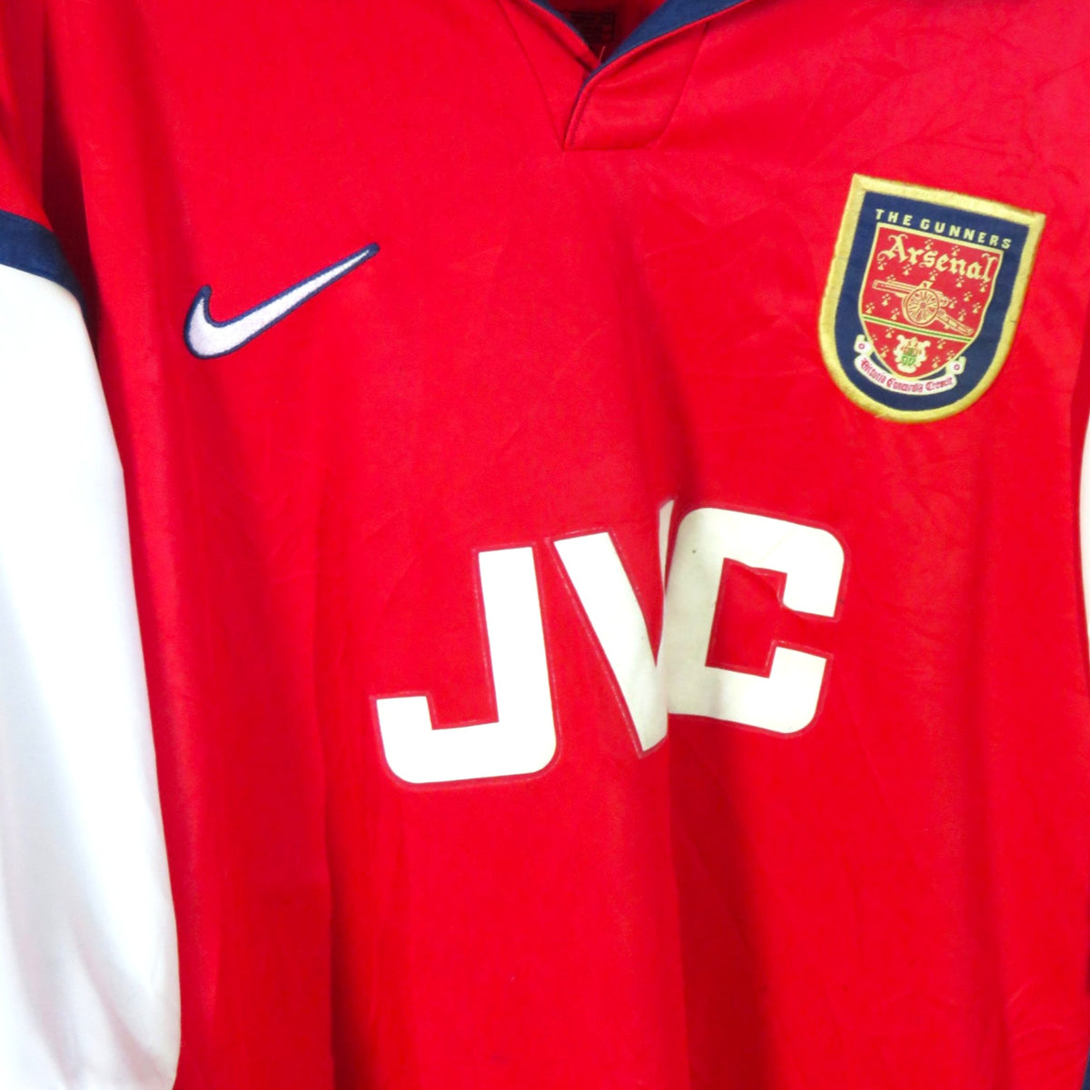 Nostalgic Football Shirts Arsenal 1998-99 thuisshirt in rood en wit met JVC sponsor, Nike logo en clubembleem.