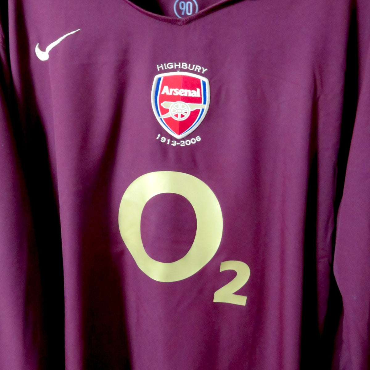 Nostalgic Football Shirts Arsenal 2005-06 thuisshirt in roodbruin met O2 sponsor en Highbury herdenkingslogo