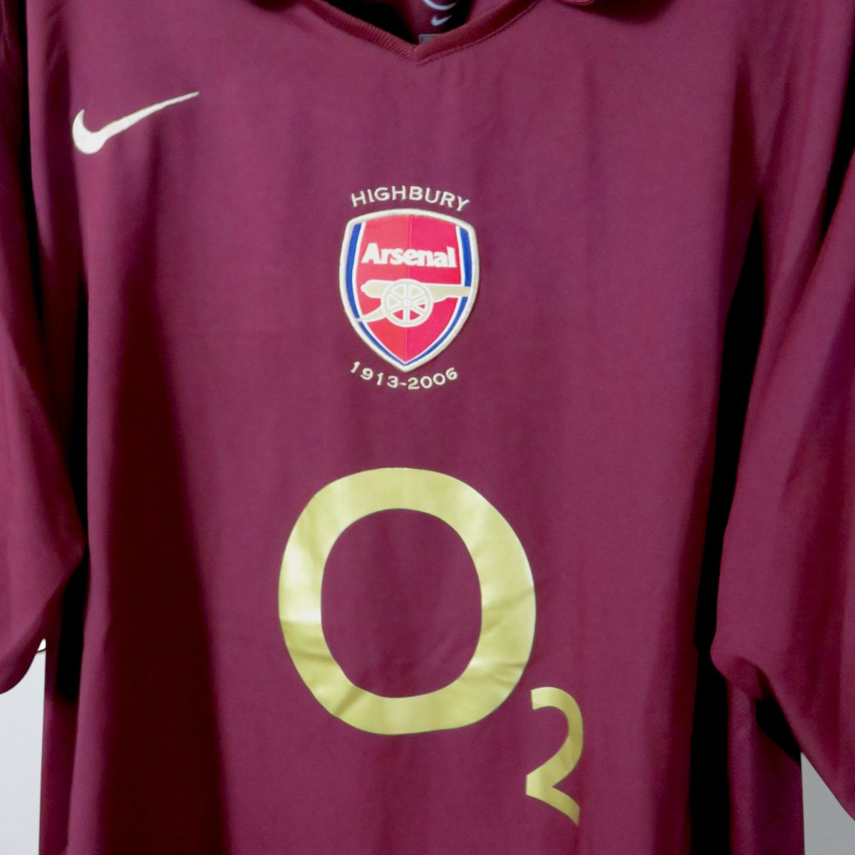 Nostalgic Football Shirts Arsenal 2005-06 thuisshirt in roodbruin met gouden O2 sponsor en Highbury herdenkingslogo