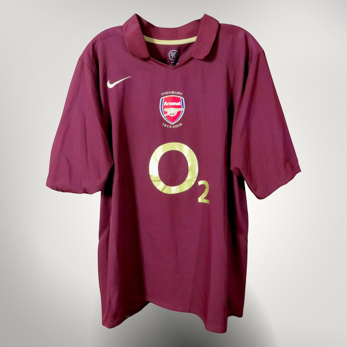 Nostalgic Football Shirts Arsenal 2005-06 thuisshirt in bordeauxrood met gouden O2-sponsor en Highbury-details.